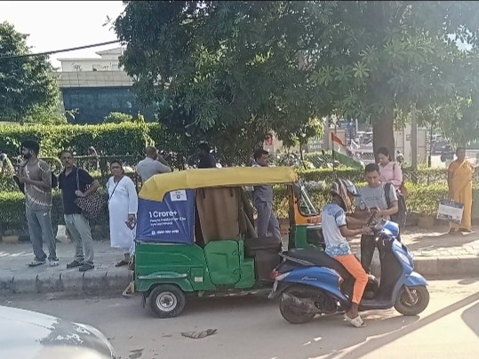 अस्पताल के बाहर वह जगह जहां वरना कार में आए बदमाशों ने विदेशी नागरिक को रोका।