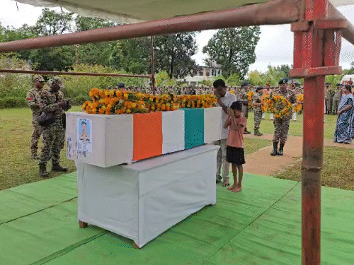 शहीद का 8 साल का बेटा है। बेटे ने पिता को नमन किया और अंतिम विदाई दी।