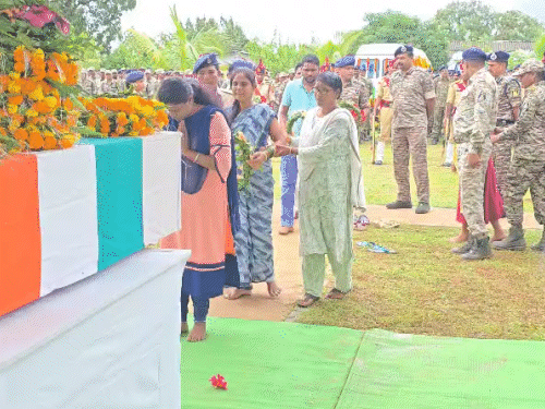 शहीद दिनेश नाग की पत्नी पूजा 4 माह की गर्भवती है। पति को अंतिम विदाई देते हुए।