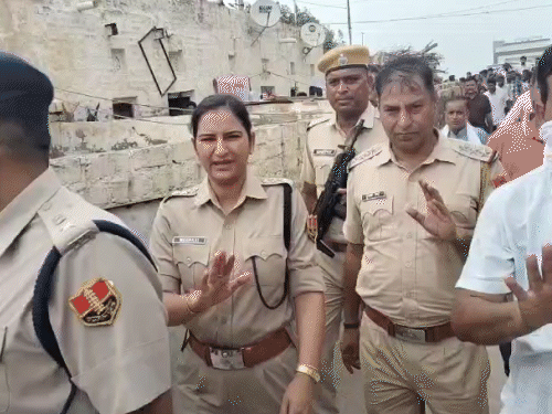 आरोपी के कबूलनामे के बाद पुलिस घटनास्थल पर पहुंची और घर का ताला खोलकर बच्ची का शव बरामद किया।