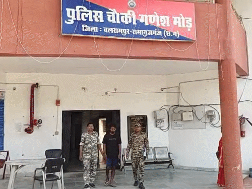 जीवन कुजूर (27) को कोर्ट में पेशकर न्यायिक रिमांड पर भेज दिया गया है।