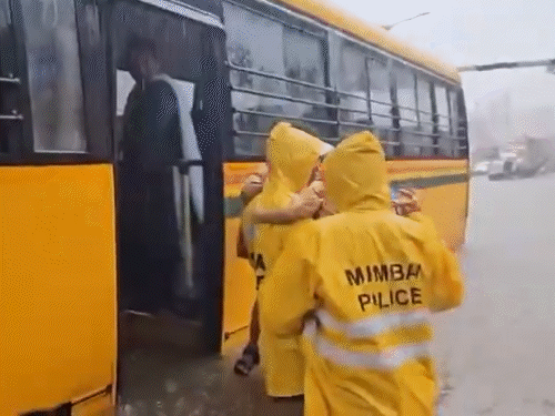 मुंबई के सभी स्कूलों में सोमवार को छुट्टी घोषित कर दी है। स्कूली बच्चों को रेस्क्यू किया गया।