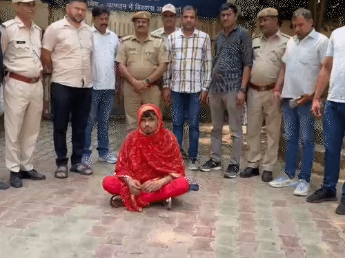 तस्वीर, मोनू की है। वह लड़की बनकर पुलिस से बचता घूम रहा था।