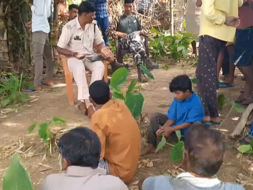 घटनास्थल पर जांच के लिए पहुंची पुलिस की टीम, चाचा की लाश निकलवाकर पोस्टमॉर्टम के लिए भेजा गया।