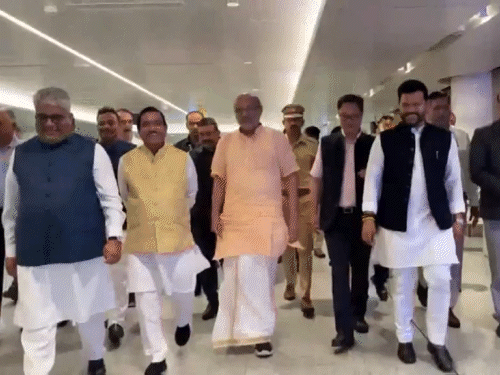 NDA उम्मीदवार घोषित होने के बाद सीपी राधाकृष्णन सोमवार को दिल्ली पहुंचे। केंद्रीय मंत्री किरेन रिजिजू, प्रहलाद जोशी समेत अन्य नेताओं ने उनका स्वागत किया।