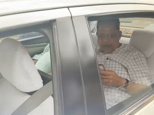 पूर्व मंत्री और भाजपा विधायक अमर अग्रवाल को राजभवन से फोन आया है, जिसके बाद वह राज्यपाल रामेन डेका से मिलने राजभवन पहुंचे हैं।