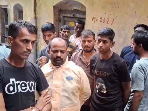 सूरज की मौत के बाद उसके घर पर मोहल्ले वालों का जमावड़ा लगा था।