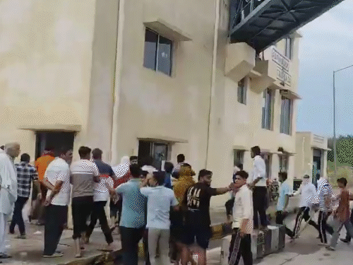 On Monday, more than 500 people arrived at the roasted toll of Sarurpur police station area and started vandalizing.