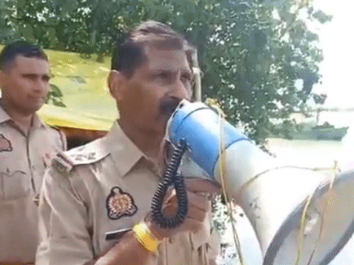 कई इलाकों में बाढ़ का खतरा, घाट के पास पुलिस ने लोगों को अलर्ट किया|मथुरा,Mathura - Dainik Bhaskar