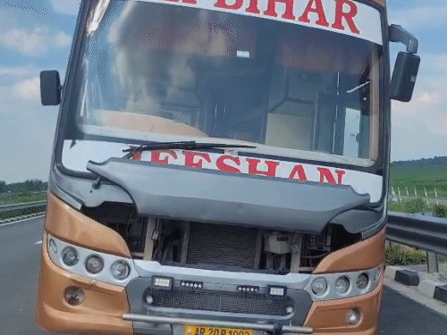 500 मी. तक घिसटी, 12 घंटे से सड़क पर खड़ी; सवार थे 70 यात्री|आजमगढ़,Azamgarh - Dainik Bhaskar