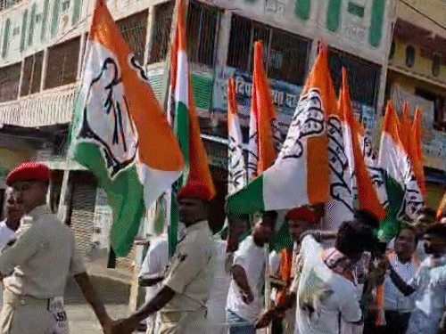 Rahul Gandhi's convoy from Aurangabad has moved forward. Many activists were seen standing in his reception.