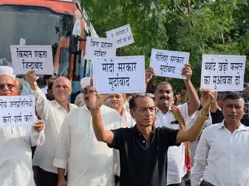 A team of affected farmers of the Bharatmala project kept waiting for Rahul Gandhi, he went straight.