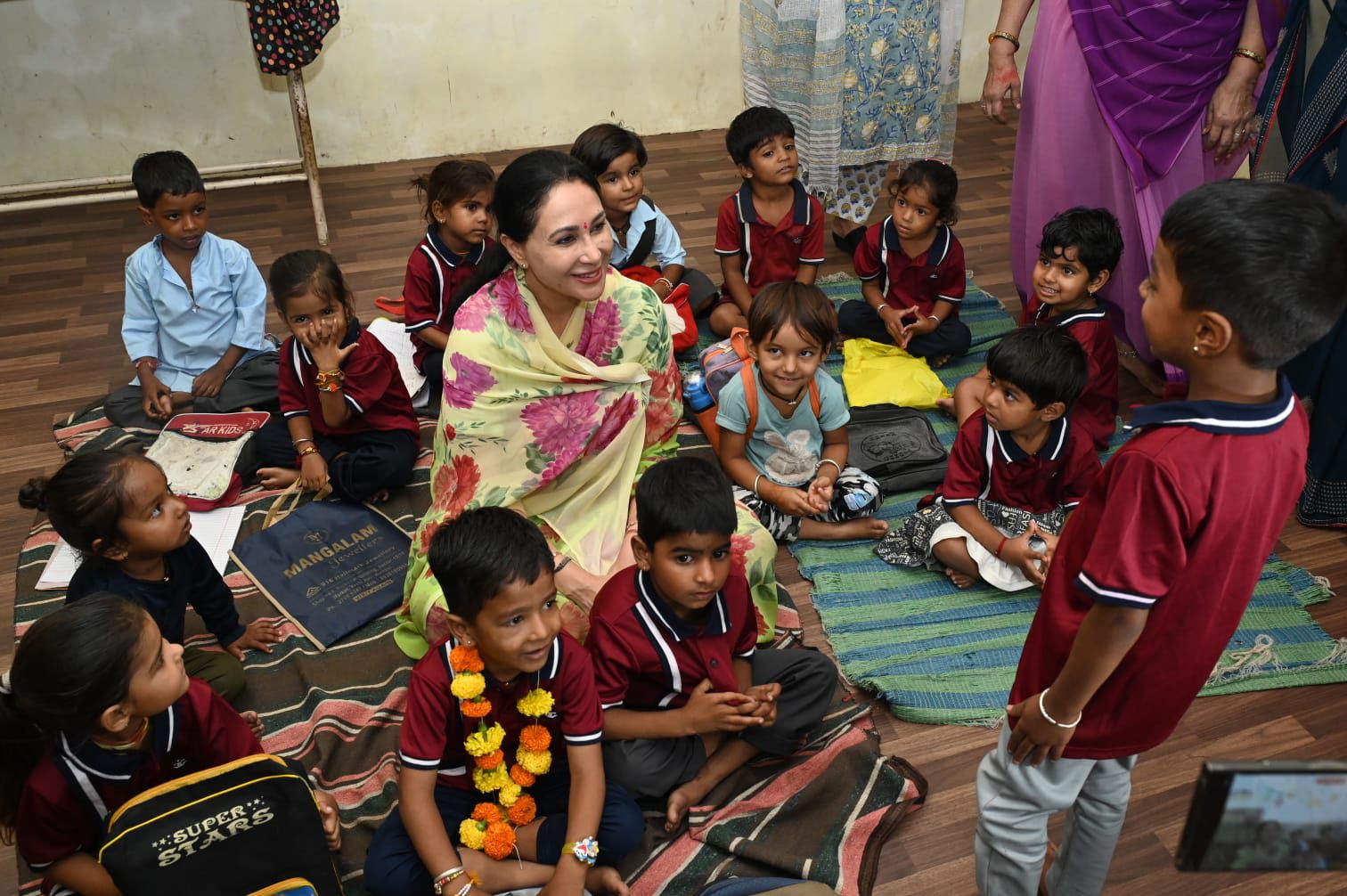 आंनगबाड़ी केंद्र में उन्होंने बच्चों से कविताएं सुनीं और उनकी तारीफ की।