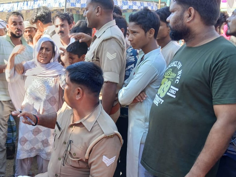 हाई टेंशन लाइन से टकराई स्टील पाइप, करंट लगने से मौके पर दम तोड़ा|बहराइच,Bahraich - Dainik Bhaskar
