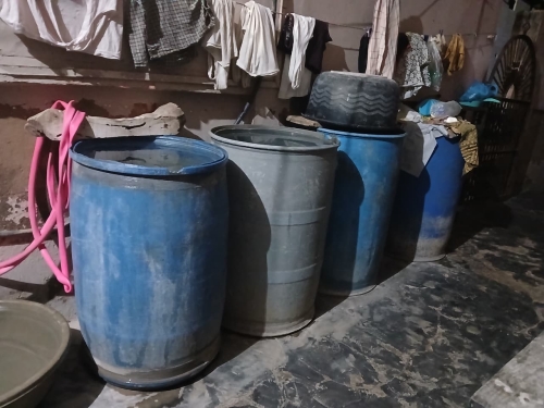 एक सप्ताह पहले ही हंसराम की पत्नी लक्ष्मीदेवी ने मकान मालकिन मिथिलेश से पानी भरने के लिए नीला ड्रम मांगा था।