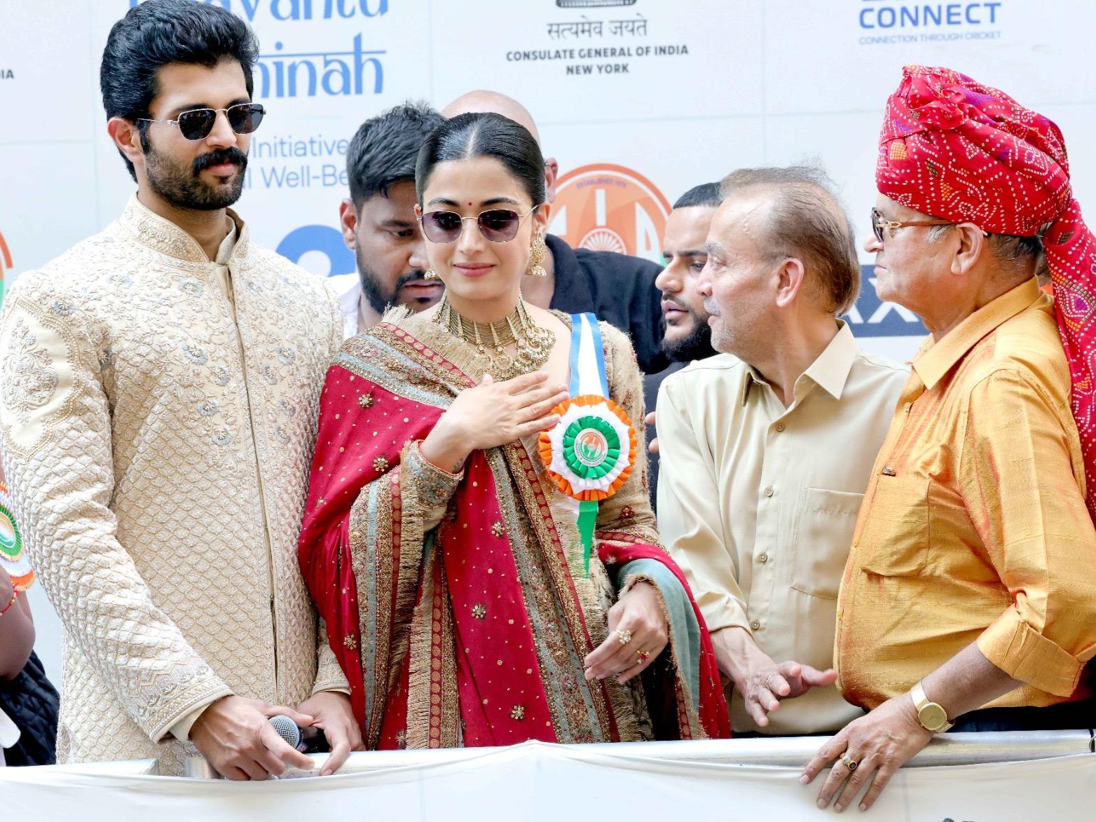 फ़िल्म एक्टर व प्रोड्यूसर विजय देवरकोंडा व एक्ट्रेस रश्मिका मण्डाना दोनों परेड के ग्रैंड मार्शल थे के साथ अजय पटेल प्रेम भंडारी।