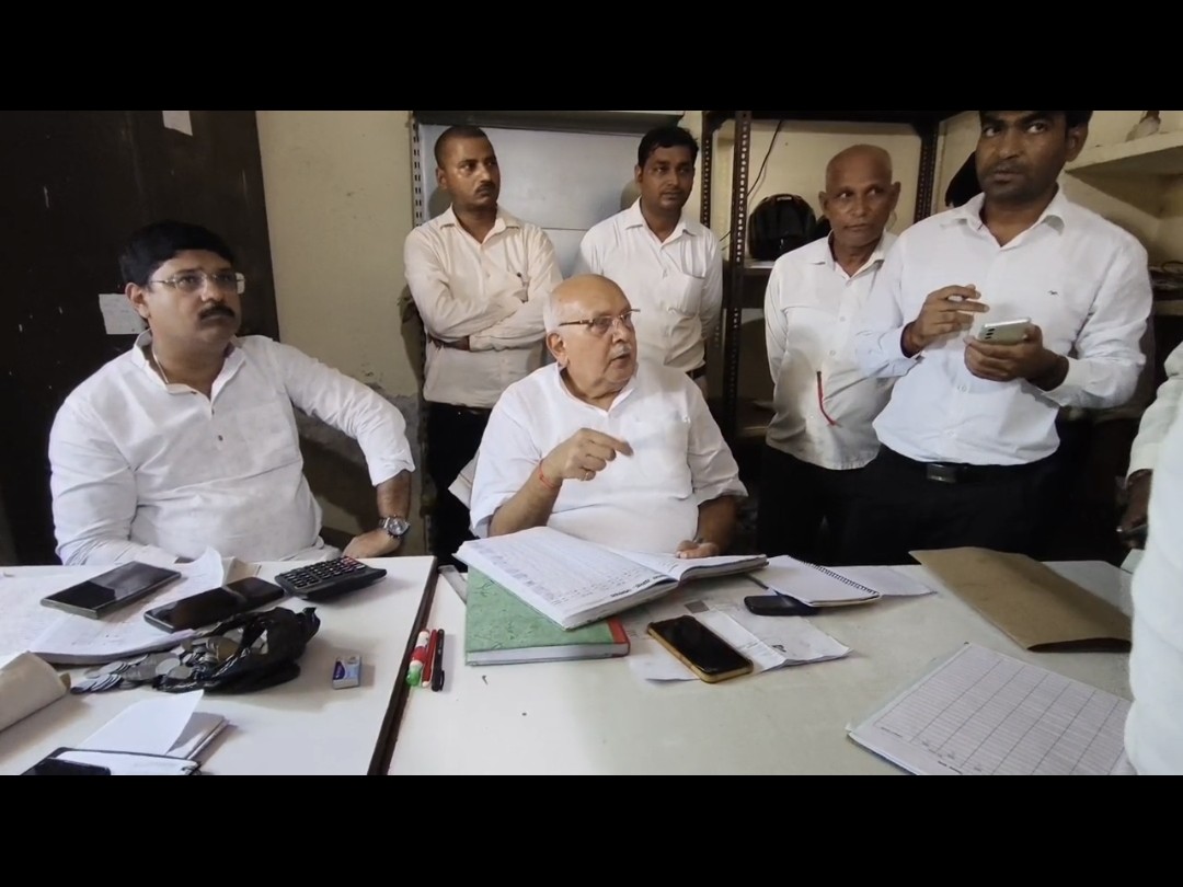 खाद वितरण में अनियमितता पर सख्त कार्रवाई के निर्देश दिए, किसानों से फोन पर की बात|महराजगंज,Maharajganj - Dainik Bhaskar