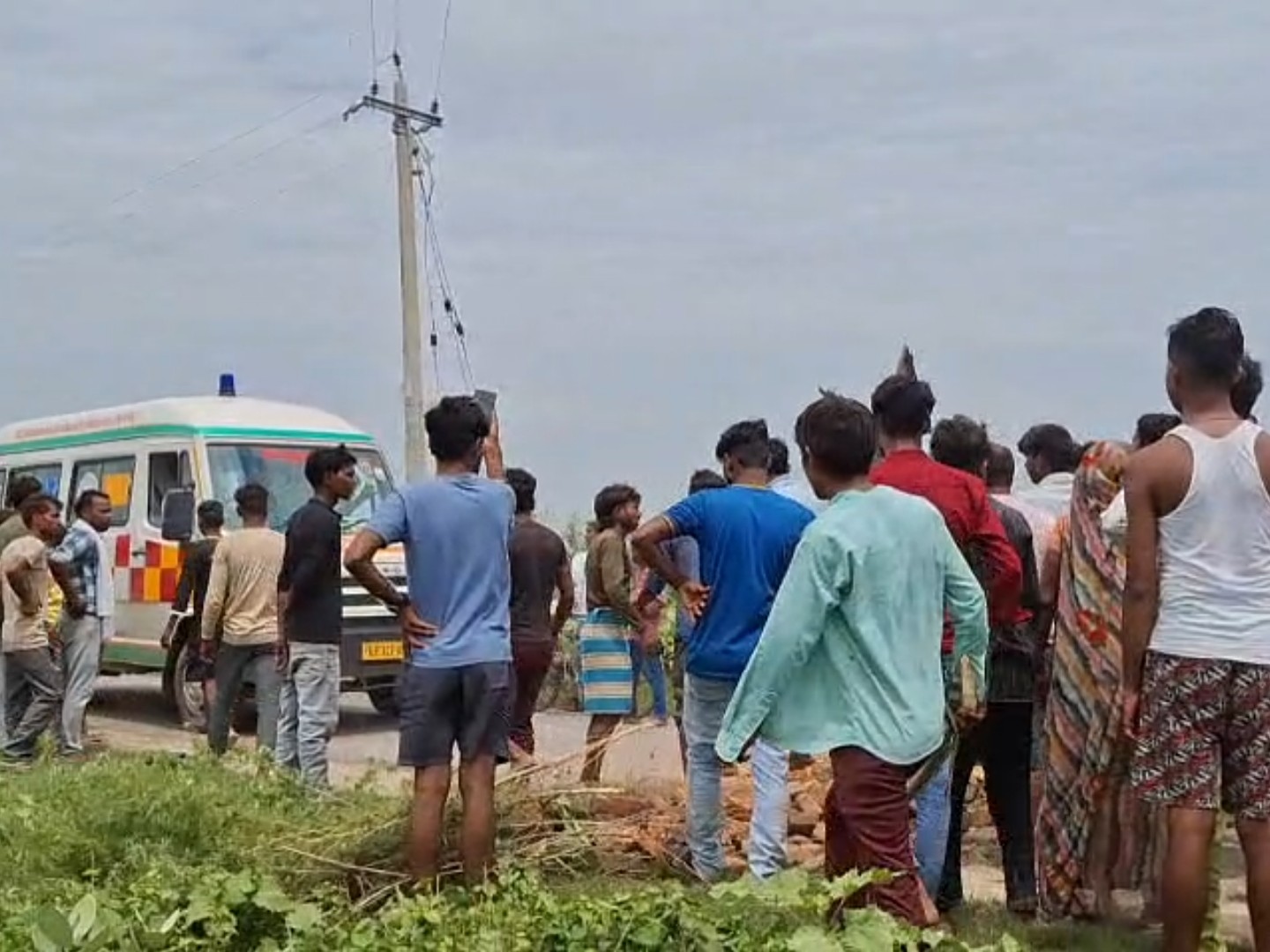 पुलिस की कार्रवाई से नाराज ग्रामीणों ने लगाया जाम, रास्ते में लगाईं ईंटें|हरदोई,Hardoi - Dainik Bhaskar