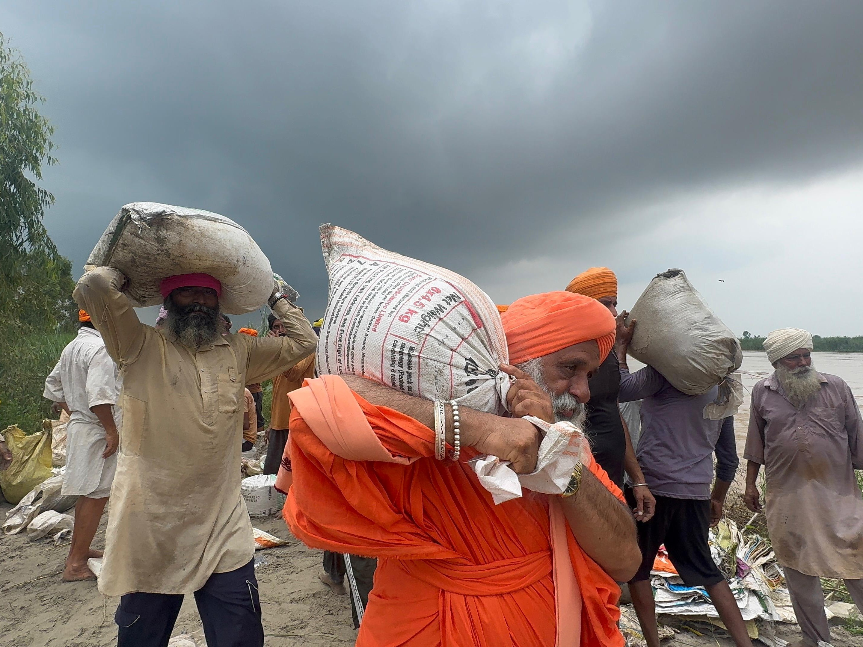 राहत सामग्री लेकर गावों की मदद