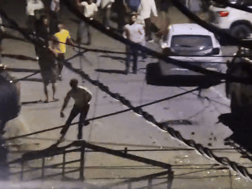 इलाके में ईंटे बरसाते बदमाश।