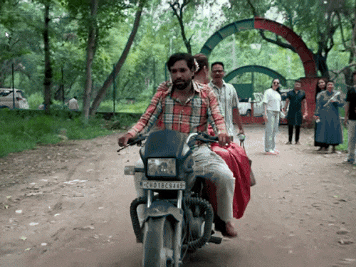 बाइक पर मंदिर जाते हुए सुनीता आहूजा।