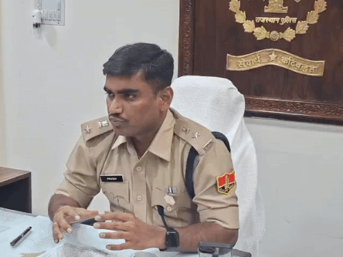 प्रेस कॉन्फ्रेंस में कार्रवाई की जानकारी देते हुए सीकर एसपी प्रवीण नायक नुनावत।