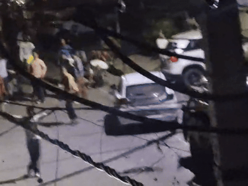 लुधियाना में लोगों के घरों पर ईंट-पत्थर और बोतलें बरसाते बदमाश वीडियो में कैद। - Dainik Bhaskar