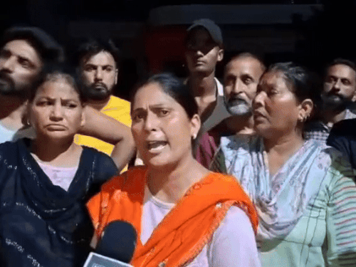 पूजा जानकारी देते हुए।