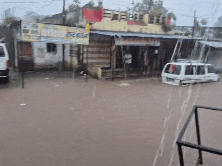 खरगोन के पीपलझोपा में सिरवेल मार्ग पर जलभराव की स्थिति बनी।