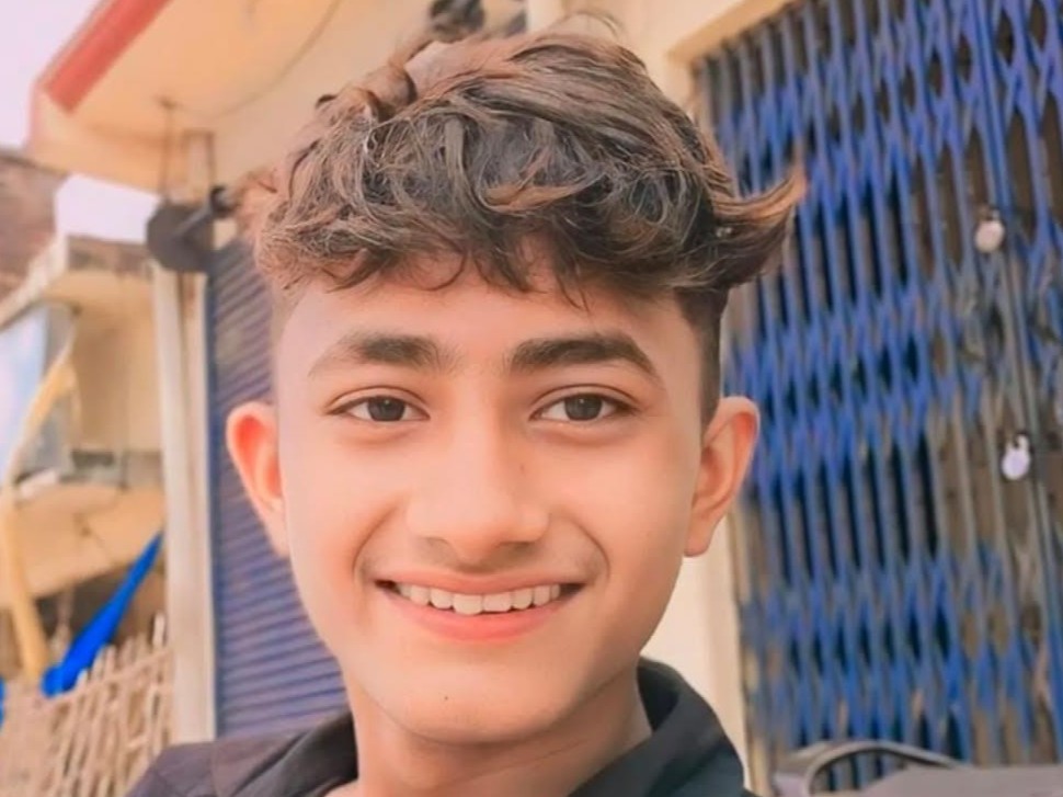 बहराइच में रेलिंग लादते समय हुआ हादसा, करेंट लगने से मौके पर तोड़ा दम|बहराइच,Bahraich - Dainik Bhaskar