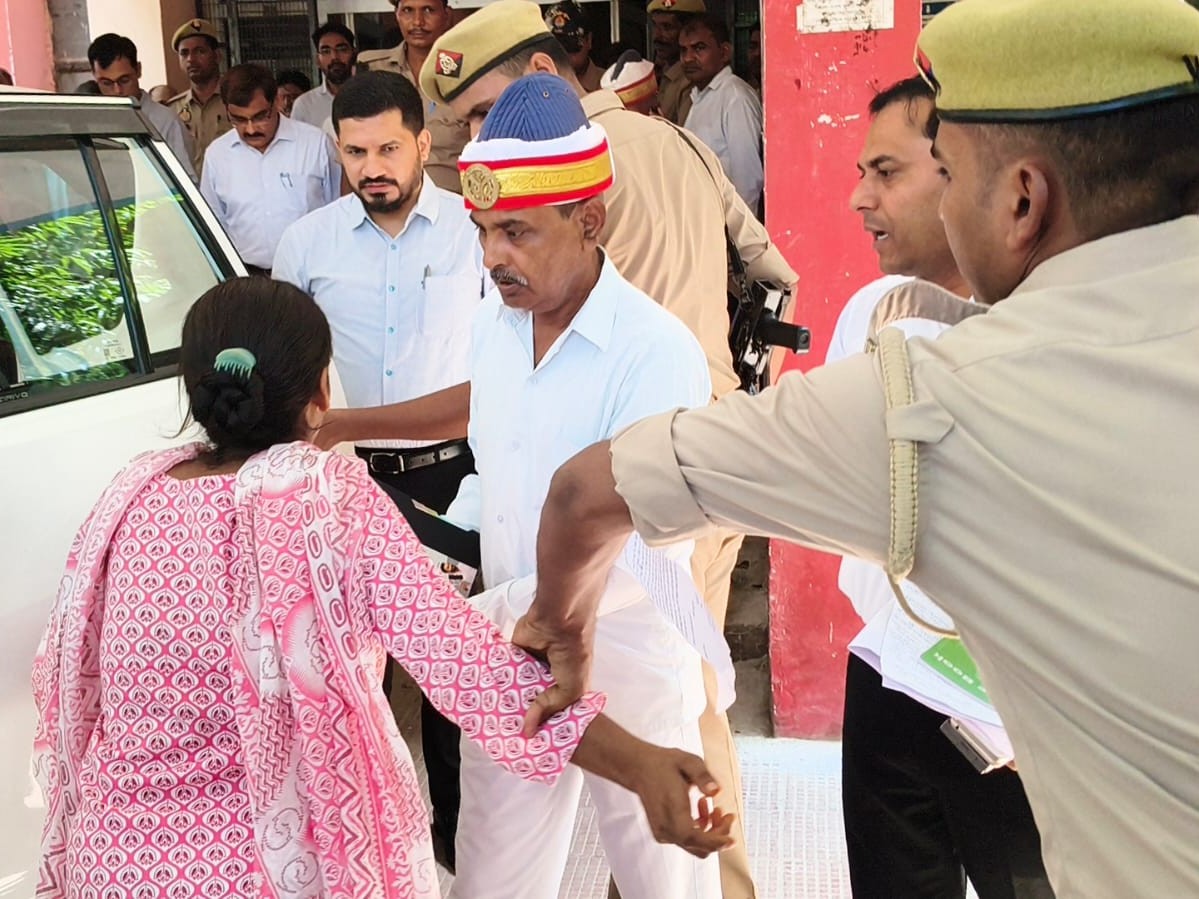 जहर की पुड़िया लेकर डीएम के सामने पहुंची, दो साल से नाली विवाद का है मामला|बाराबंकी,Barabanki - Dainik Bhaskar