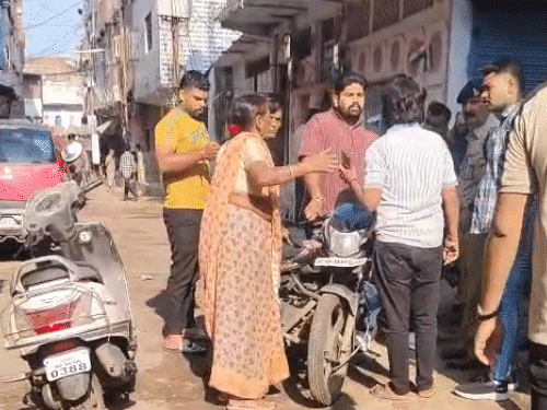 स्थानीय लोगों की सूचना पर मांस से भरी गाड़ी सहित एक युवक को आज सुबह पकड़ा गया है।