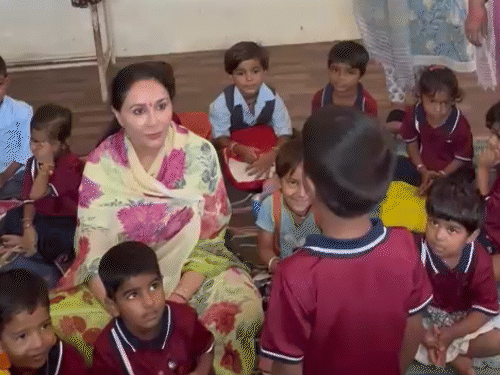 आंगनबाड़ी केंद्र में निरीक्षण के दौरान बच्चे ने डिप्टी सीएम को जब कविता सुनाई तो उन्होंने तारीफ की।