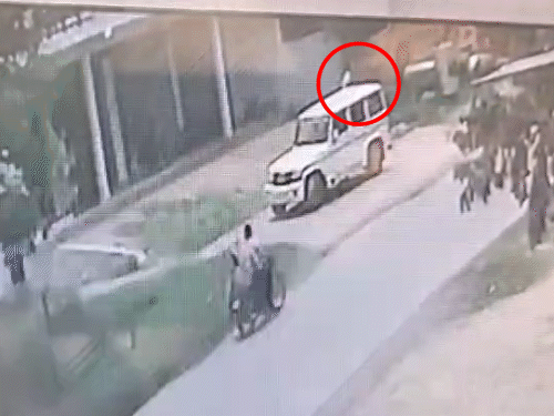 यह तस्वीर 24 जून की है। टेलर की दुकान के बाहर लगे सीसीटीवी में बदमाश (लाल गोले में) भागते नजर आए थे।