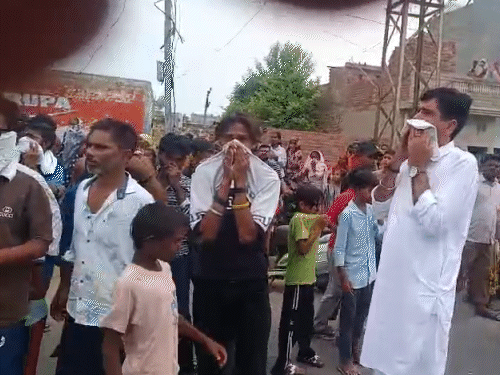 घर का दरवाजा खोलने पर पूरे इलाके में बदबू फैल गई। लोग मुंह ढकते नजर आए।