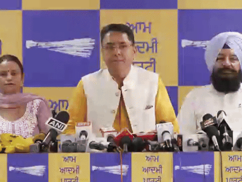 जानकारी देते हुए AAP प्रधान अमन अरोड़ा।