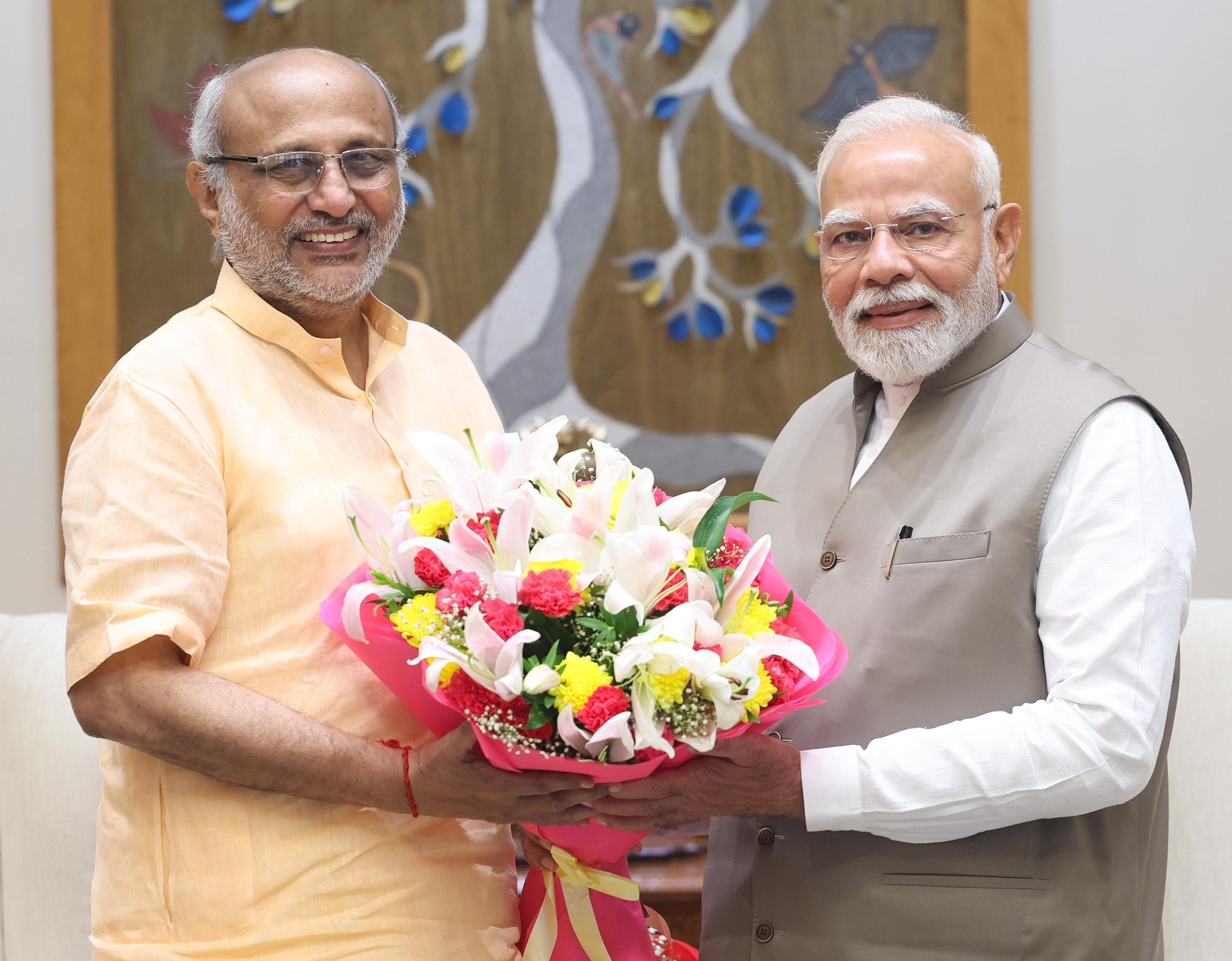 सीपी राधाकृष्णन ने प्रधानमंत्री नरेंद्र मोदी से भी मुलाकात की। पीएम ने शुभकामनाएं देते हुए उनके साथ की फोटोज शेयर कीं।
