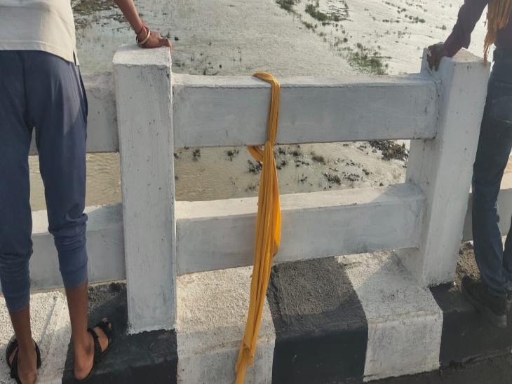 महिला का दुपट्‌टा ब्रिज में इस तरह से बंधा हुआ मिला है।