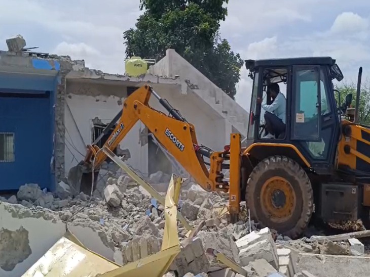 पंचायत का आरोप है कि यहां धर्मांतरण का खेल चल रहा था, इसलिए शिकायत की गई थी। नियम के तहत कार्रवाई की गई है।