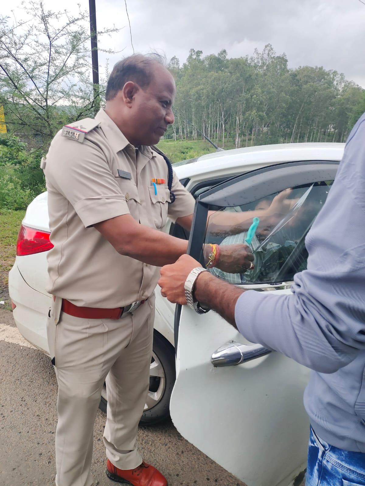 काली फिल्म हटाकर हो रही चालानी कार्रवाई