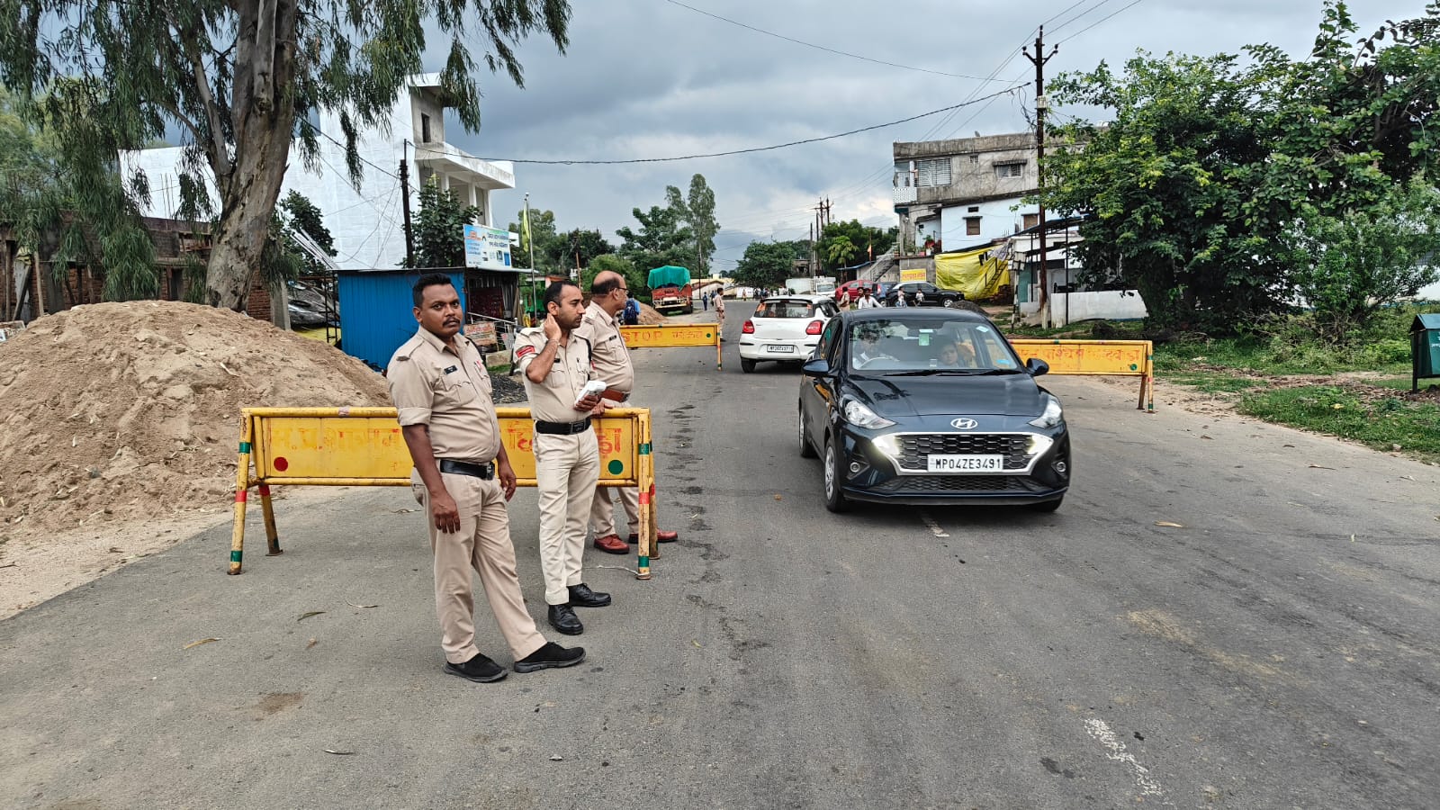 पुलिस के द्वारा लगाए गए जांच नाके