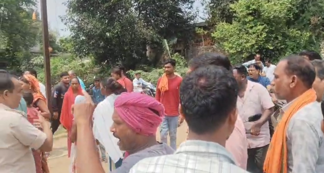 हिन्दूवादी संगठन के लोगों ने गांव पहुंचकर मचाया हंगामा।
