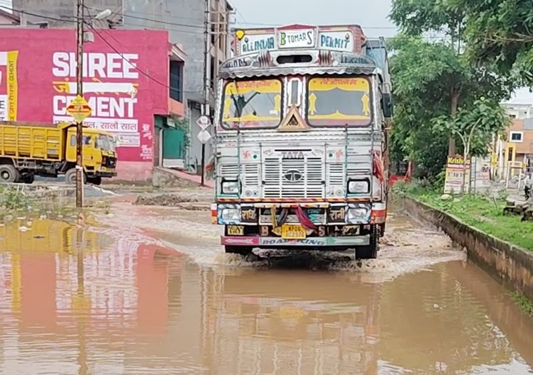 ट्रांसपोर्ट नगर में सड़कों पर गड्ढे हैं, जिससे आए दिन हादसे होते हैं।