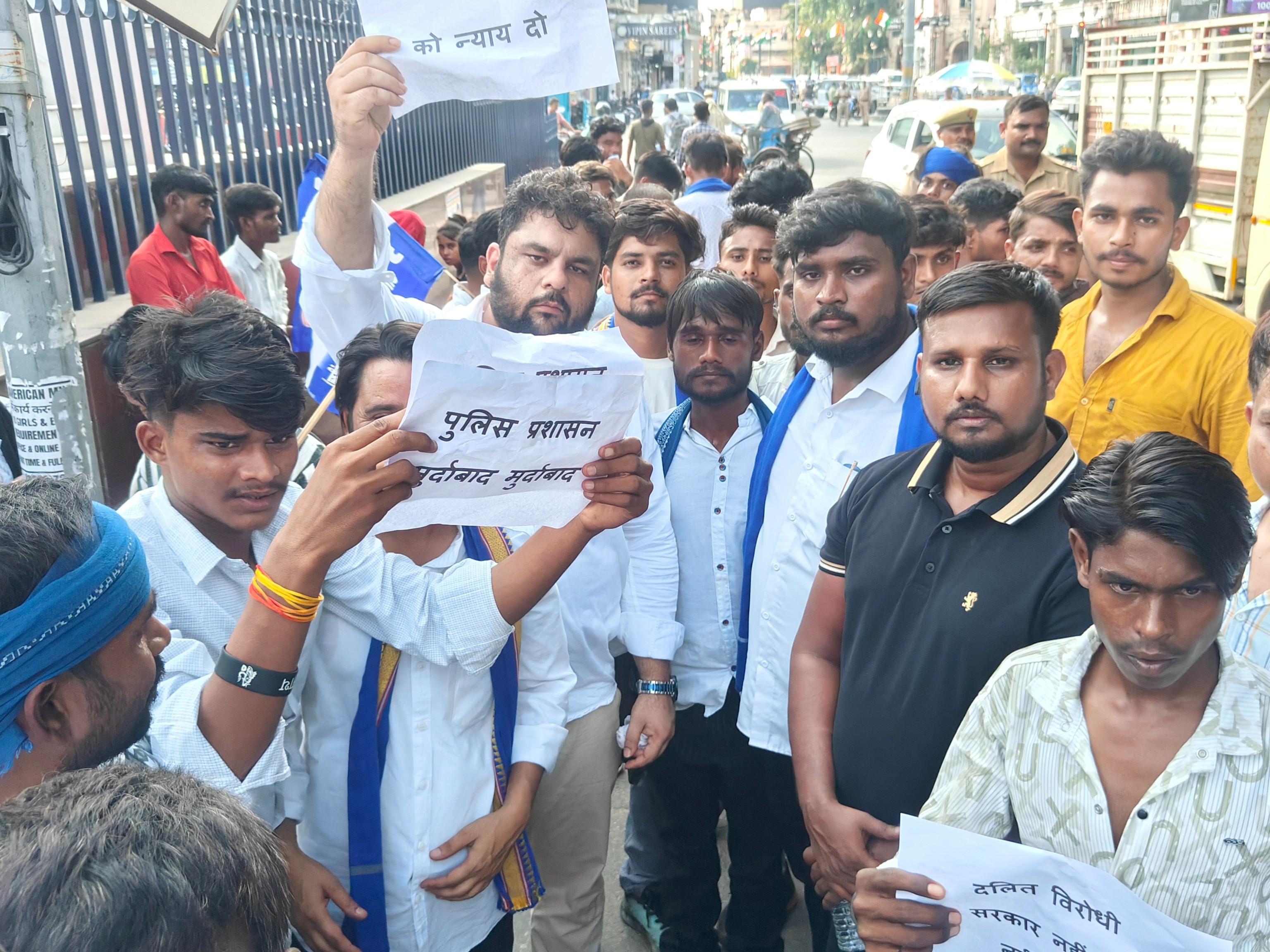 प्रदर्शनकारी बोले- वसूली न देने पर दबंगों का हमला 16 टांके लगे, कानून-व्यवस्था पर उठाए सवाल|लखनऊ,Lucknow - Dainik Bhaskar
