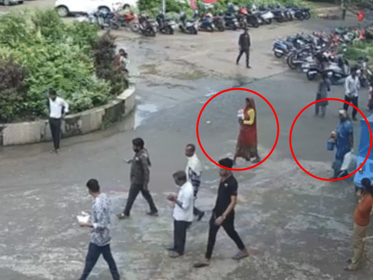 बच्चा चोरी करने के बाद जाती हुईं मां-बेटी (लाल घेरे में)।