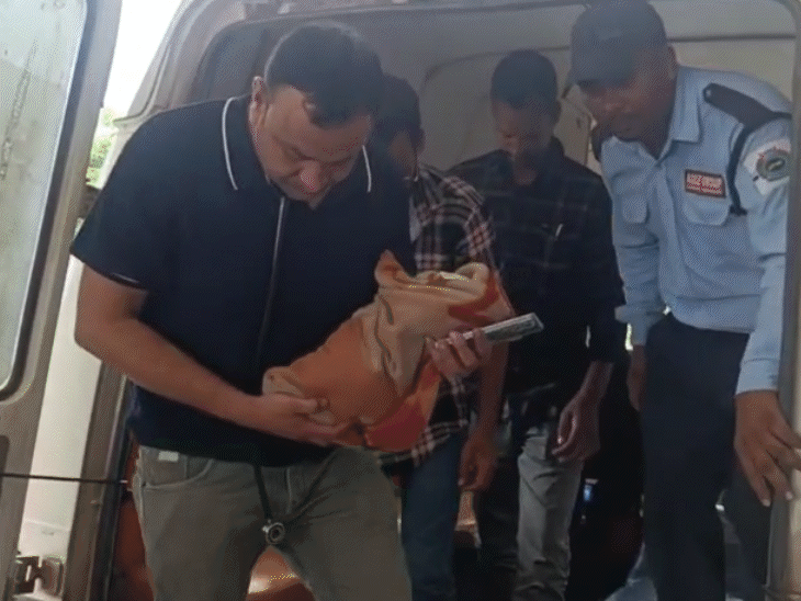 बरामद कर नवजात को अस्पताल लेकर पहुंची पुलिस और डॉक्टर।