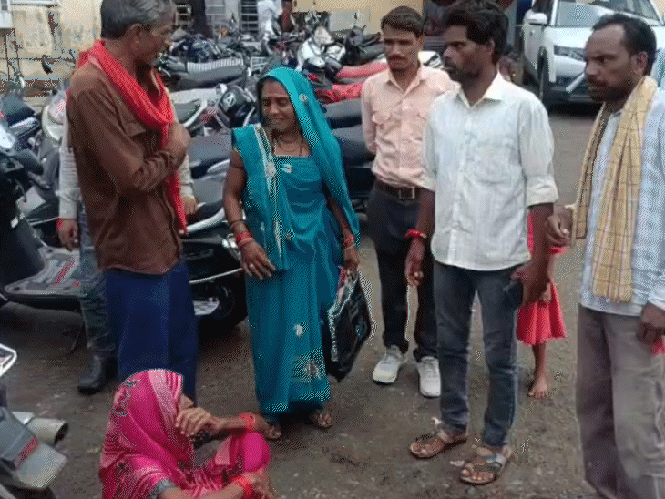 बच्चा चोरी हो जाने के बाद अस्पताल परिसर में रोते हुए परिजन।