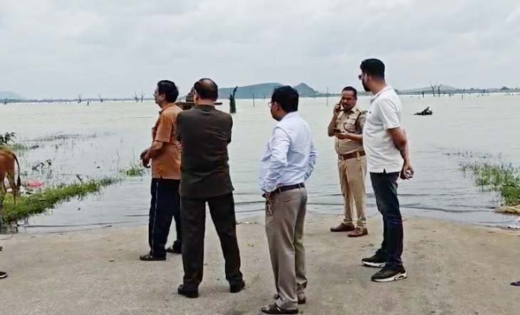 घटना के बाद मामले की सूचना मिलने पर परिजन और कोतवाली पुलिस मौके पर पहुंची