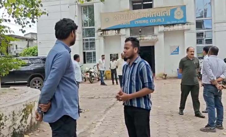 घटना के बाद थाना में सूचना देने के लिए पहुंचे परिजन