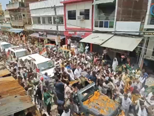Rahul's convoy reached Gaya via Aurangabad. There is also Tejashwi with Rahul in an open zip.